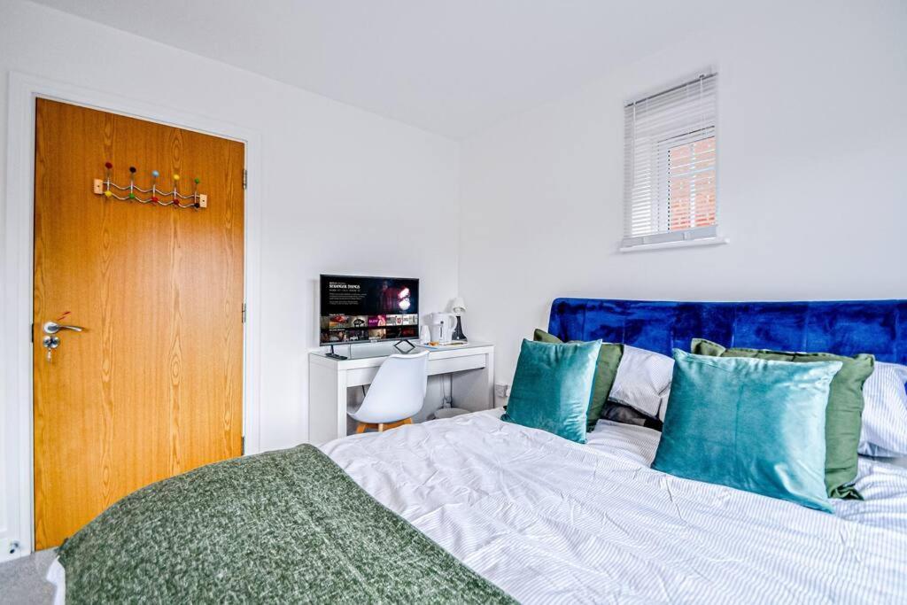 מיידנהד Entire House Sleeps 8 Near The River Thames מראה חיצוני תמונה