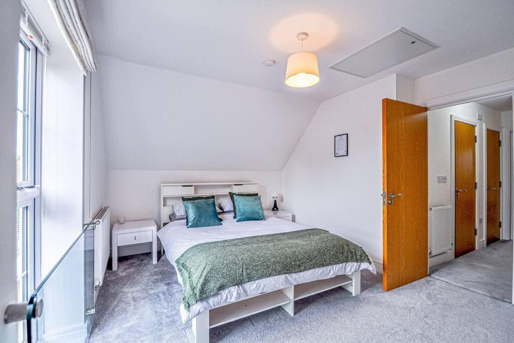 מיידנהד Entire House Sleeps 8 Near The River Thames מראה חיצוני תמונה