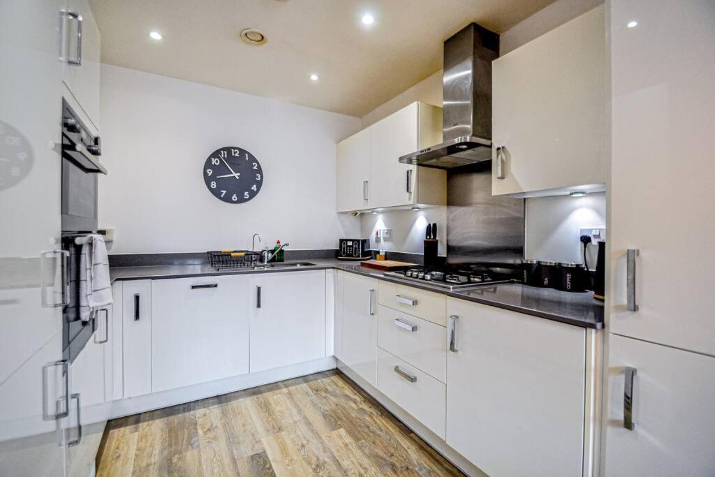 מיידנהד Entire House Sleeps 8 Near The River Thames מראה חיצוני תמונה