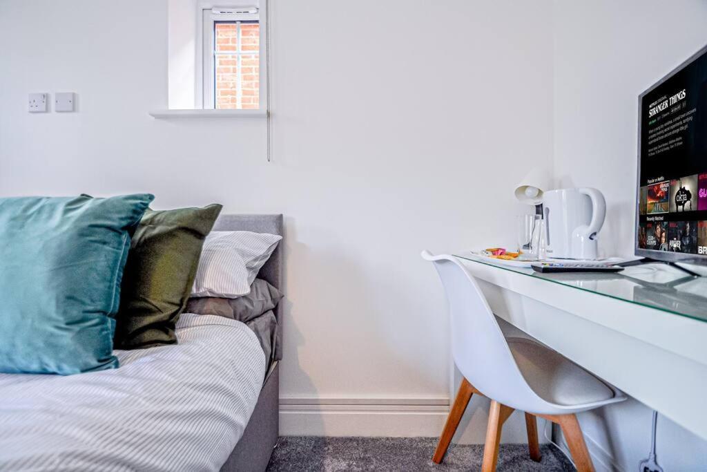 מיידנהד Entire House Sleeps 8 Near The River Thames מראה חיצוני תמונה