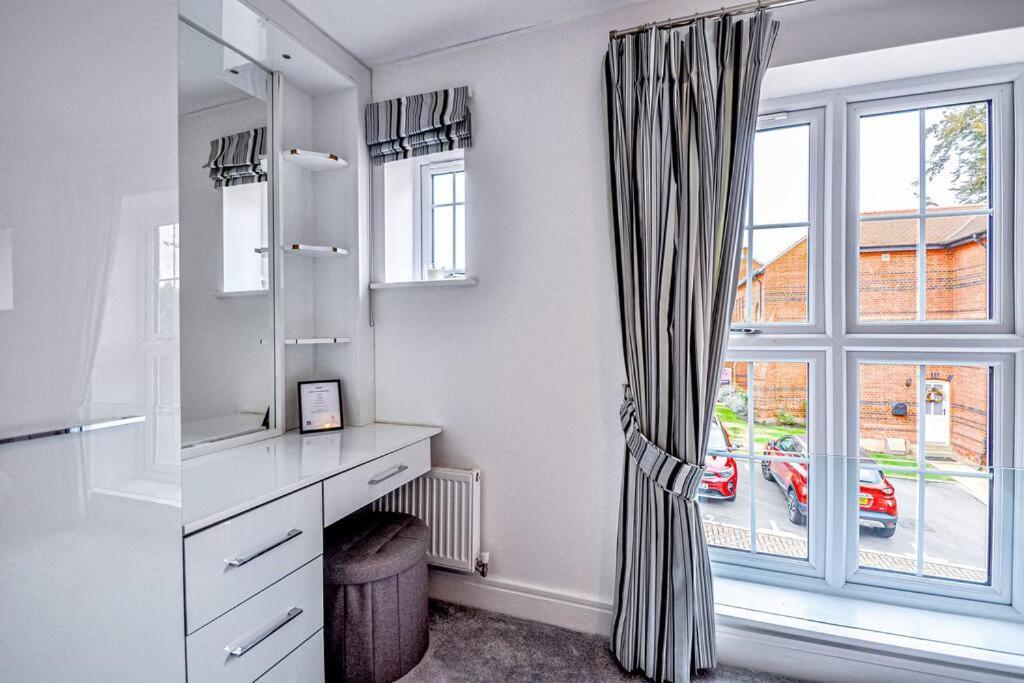 מיידנהד Entire House Sleeps 8 Near The River Thames מראה חיצוני תמונה