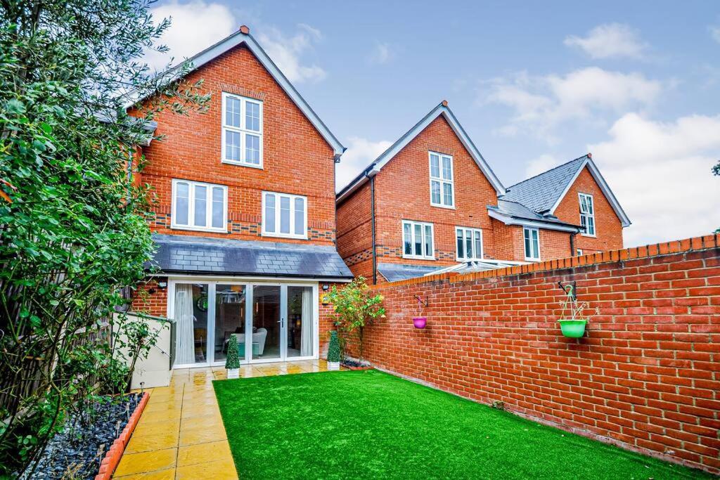 מיידנהד Entire House Sleeps 8 Near The River Thames מראה חיצוני תמונה