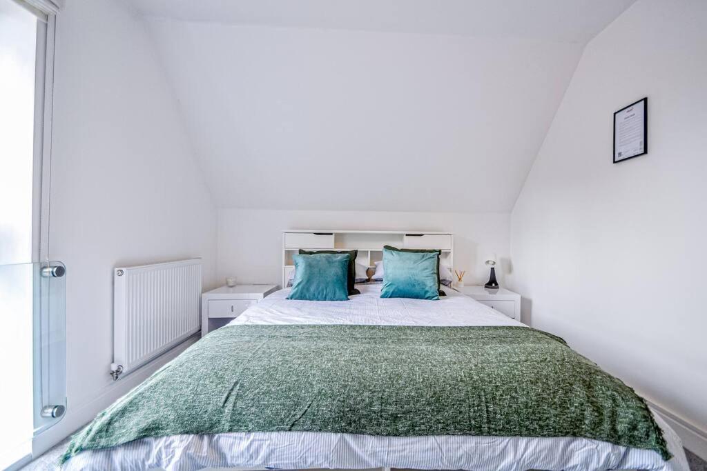 מיידנהד Entire House Sleeps 8 Near The River Thames מראה חיצוני תמונה