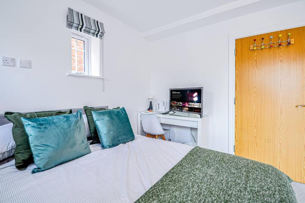 מיידנהד Entire House Sleeps 8 Near The River Thames מראה חיצוני תמונה