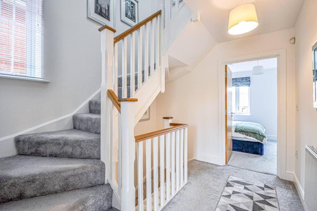מיידנהד Entire House Sleeps 8 Near The River Thames מראה חיצוני תמונה