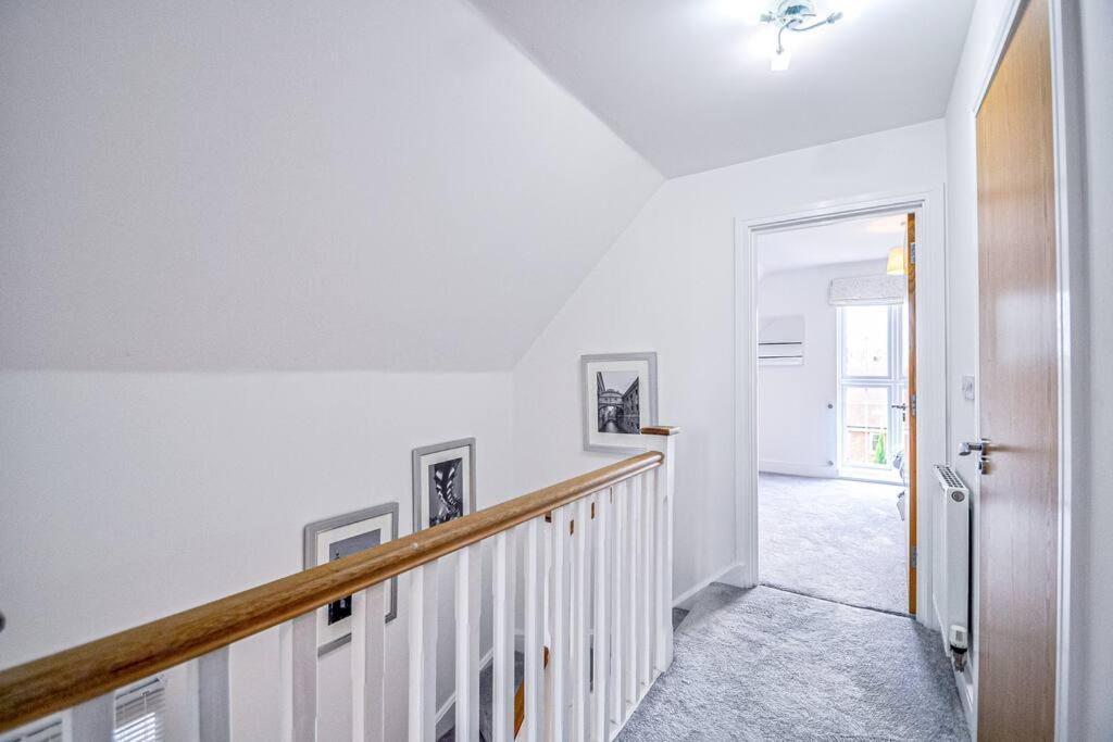 מיידנהד Entire House Sleeps 8 Near The River Thames מראה חיצוני תמונה