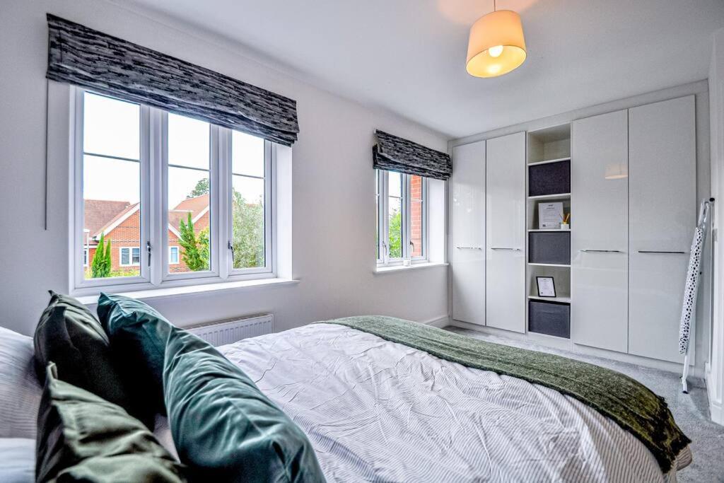 מיידנהד Entire House Sleeps 8 Near The River Thames מראה חיצוני תמונה