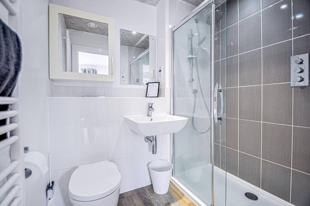 מיידנהד Entire House Sleeps 8 Near The River Thames מראה חיצוני תמונה