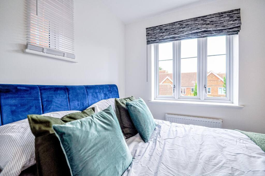 מיידנהד Entire House Sleeps 8 Near The River Thames מראה חיצוני תמונה