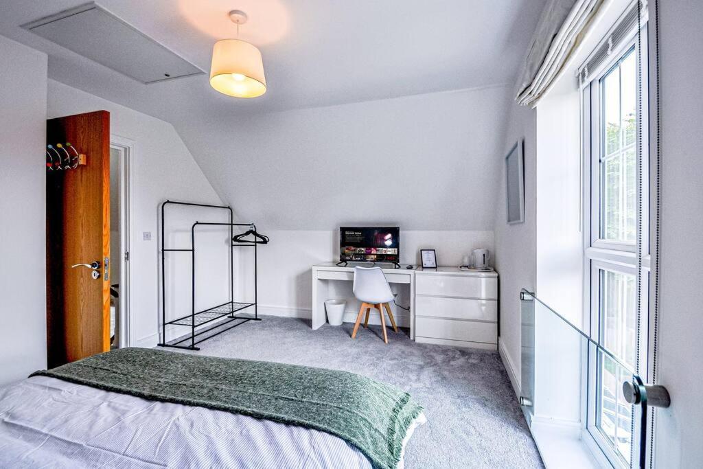 מיידנהד Entire House Sleeps 8 Near The River Thames מראה חיצוני תמונה