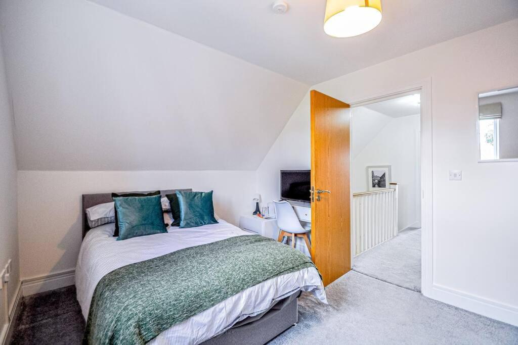 מיידנהד Entire House Sleeps 8 Near The River Thames מראה חיצוני תמונה