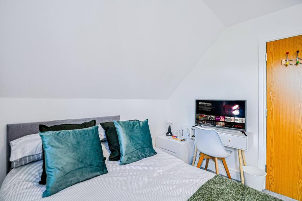 מיידנהד Entire House Sleeps 8 Near The River Thames מראה חיצוני תמונה