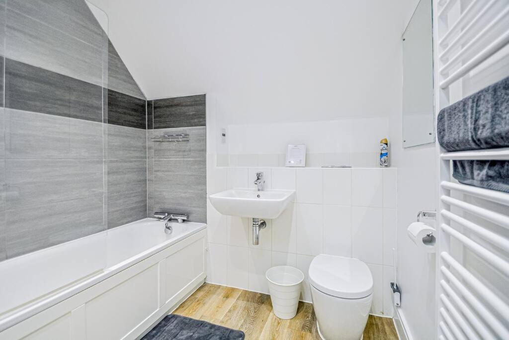 מיידנהד Entire House Sleeps 8 Near The River Thames מראה חיצוני תמונה