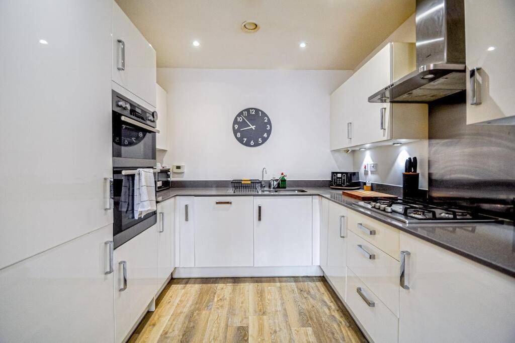 מיידנהד Entire House Sleeps 8 Near The River Thames מראה חיצוני תמונה
