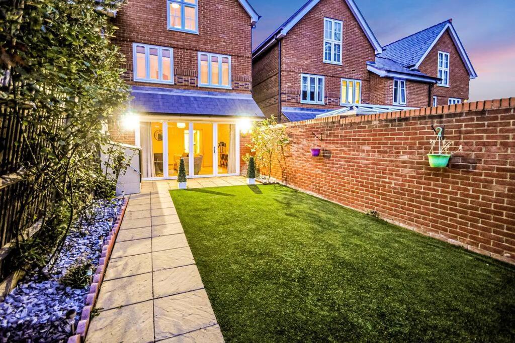 מיידנהד Entire House Sleeps 8 Near The River Thames מראה חיצוני תמונה