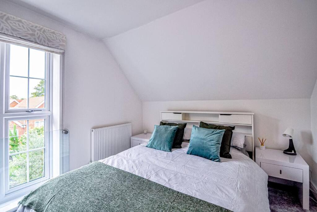 מיידנהד Entire House Sleeps 8 Near The River Thames מראה חיצוני תמונה