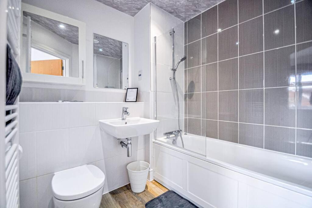 מיידנהד Entire House Sleeps 8 Near The River Thames מראה חיצוני תמונה