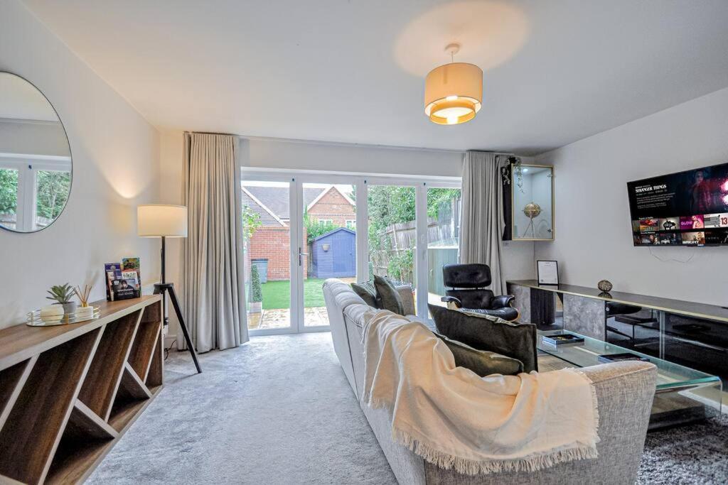 מיידנהד Entire House Sleeps 8 Near The River Thames מראה חיצוני תמונה