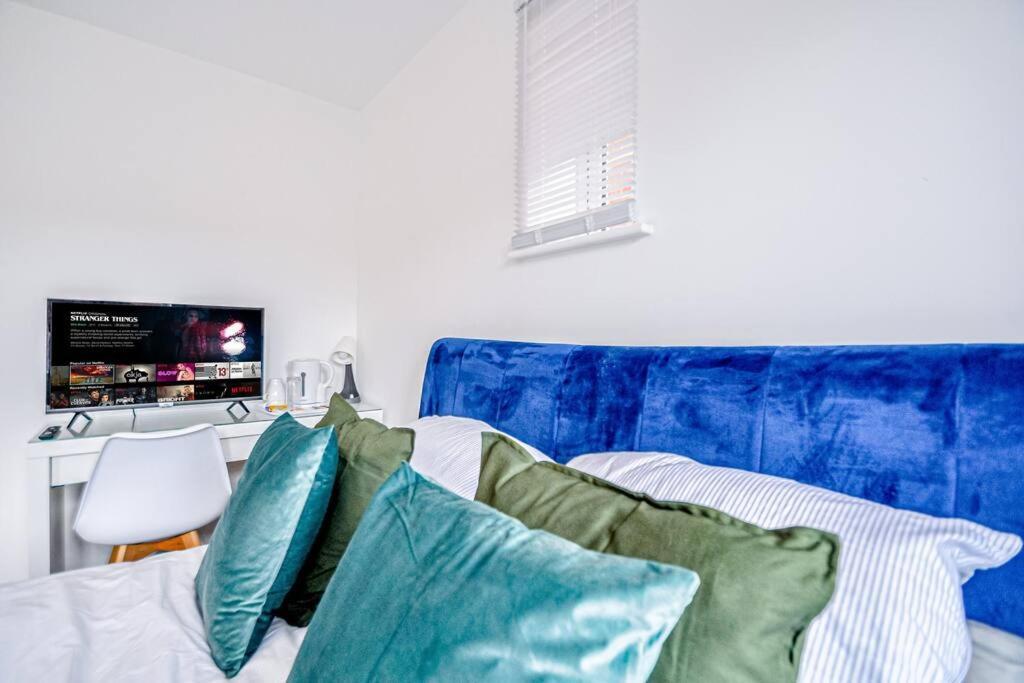 מיידנהד Entire House Sleeps 8 Near The River Thames מראה חיצוני תמונה
