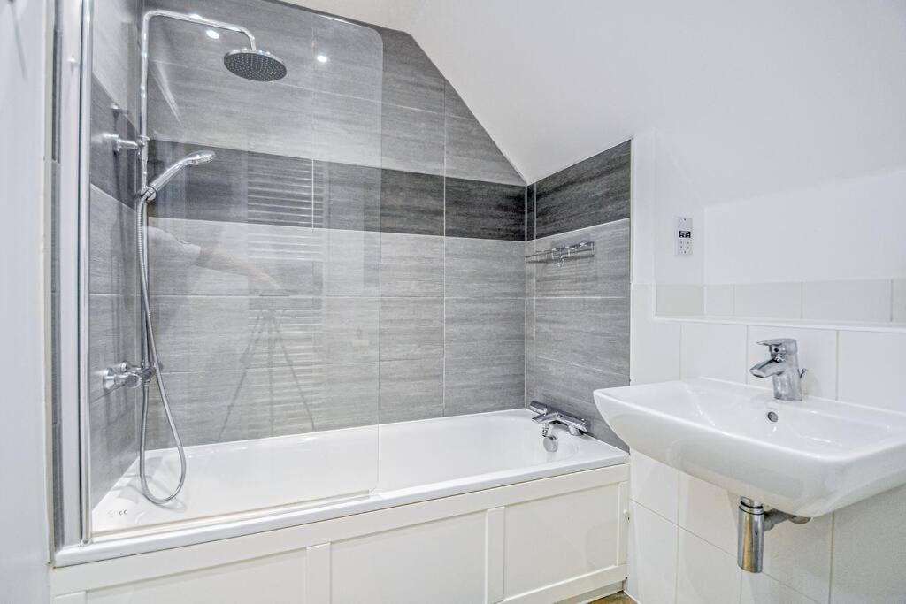 מיידנהד Entire House Sleeps 8 Near The River Thames מראה חיצוני תמונה