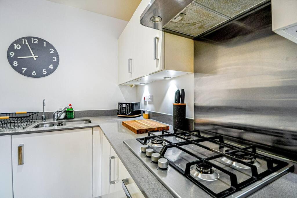 מיידנהד Entire House Sleeps 8 Near The River Thames מראה חיצוני תמונה