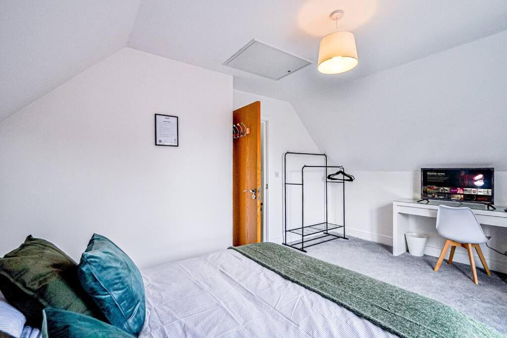 מיידנהד Entire House Sleeps 8 Near The River Thames מראה חיצוני תמונה